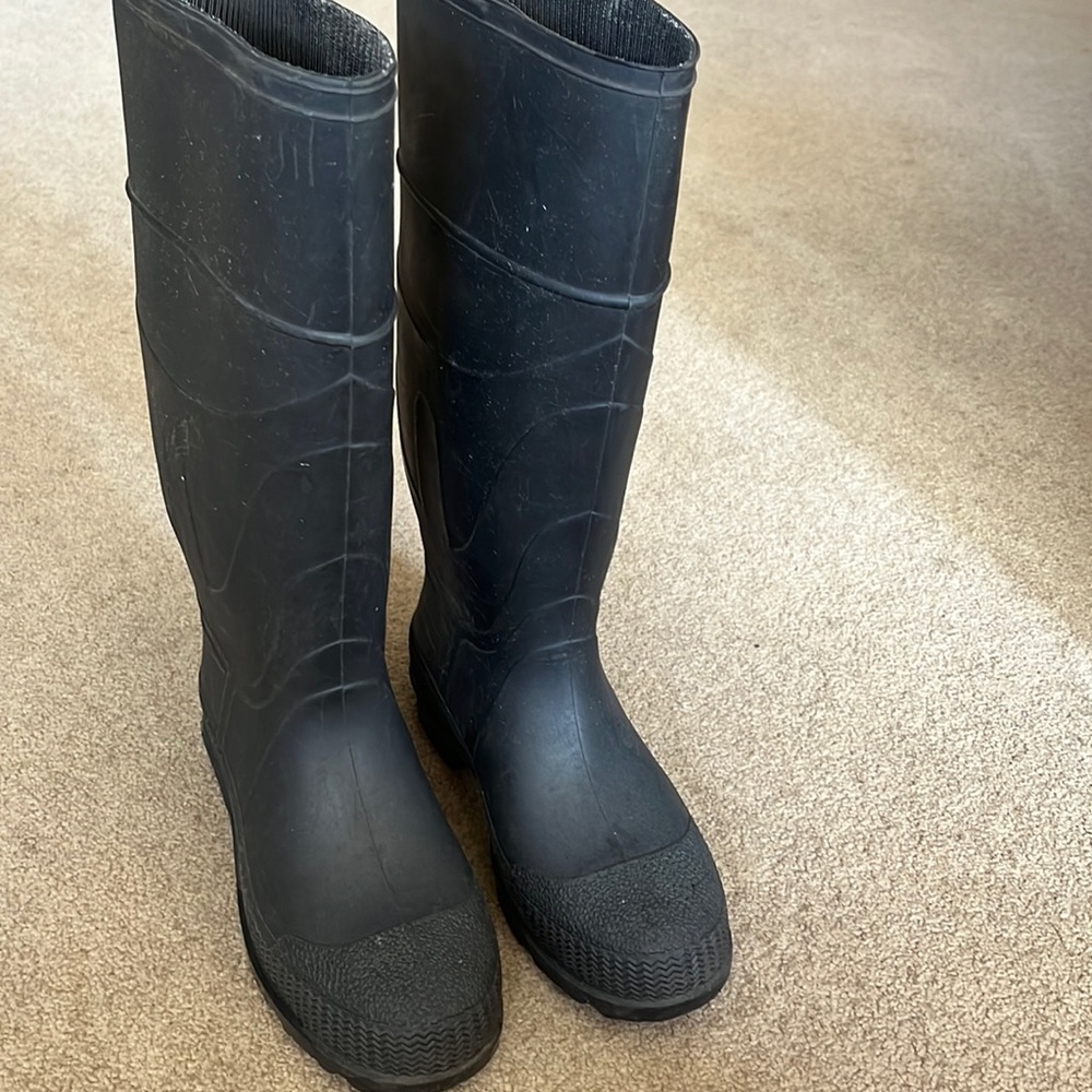 Serves rain boots